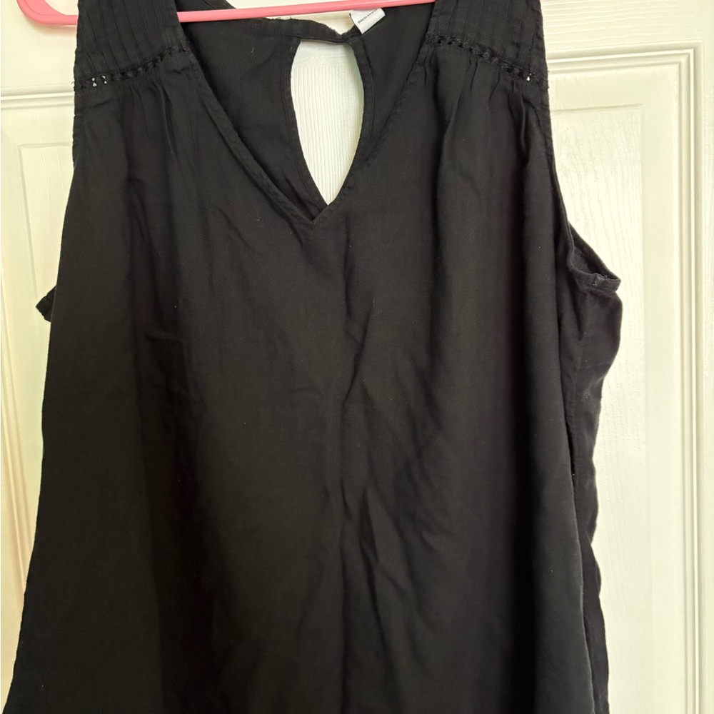 🌻3/$25 SALE…Black Sleeveless Top